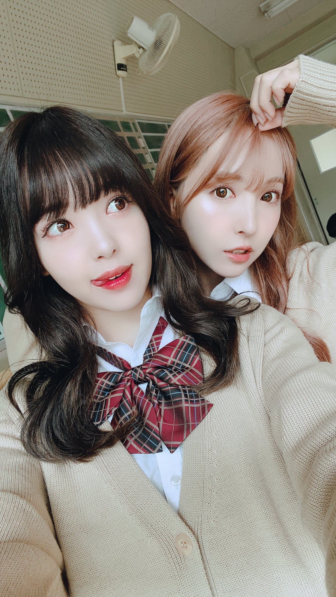 藤田ニコル＆三上悠亜、制服ダンス動画に反響「可愛すぎ」「クラスメートになりたい」