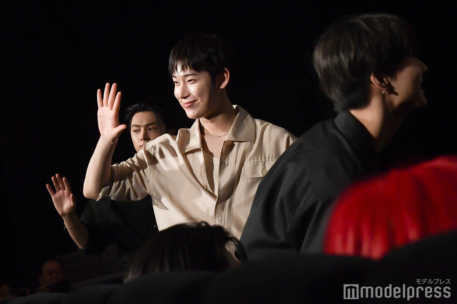 客席にファンサするSUNOO（ソヌ）（C）モデルプレス