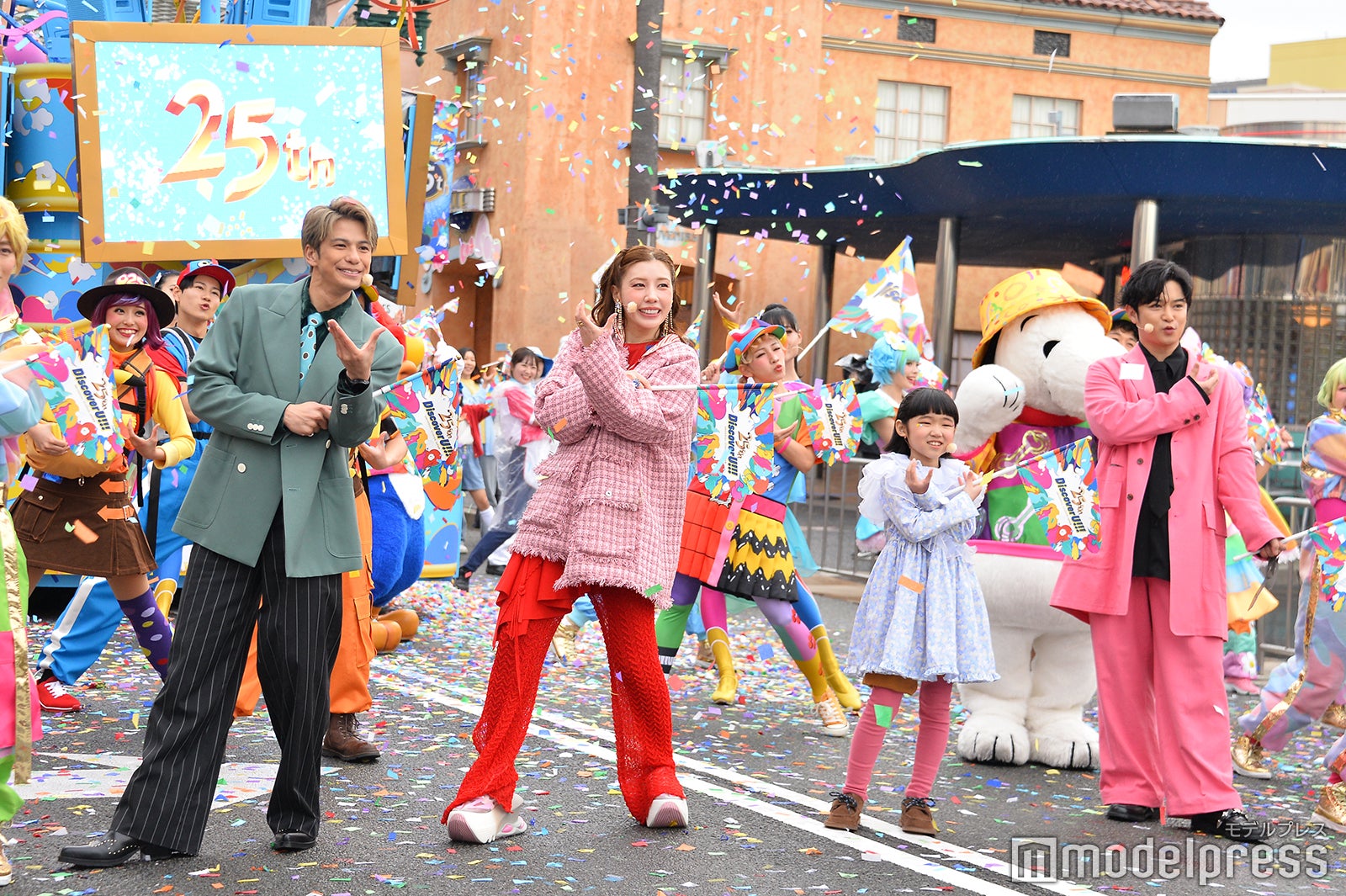 仲里依紗、千葉雄大らUSJ25周年アニバーサリー祝福 “熱狂ダンスタイム”で大はしゃぎ