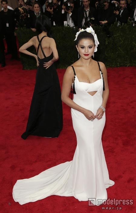 ファッション業界のアカデミー賞「メット・ガラ」に人気セレブ登場