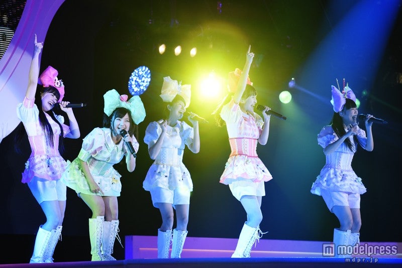 ももいろクローバーZ「女祭り～Ristorante da MCZ～」より（写真提供：キングレコード）