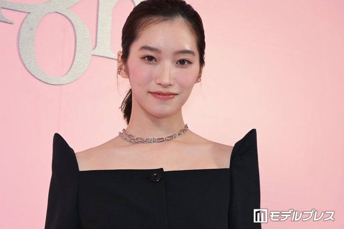 「虎に翼」片岡凜、ミニキャミワンピで美脚スラリ「お父さん譲りのスタイル」「頭身バランスが神」と反響