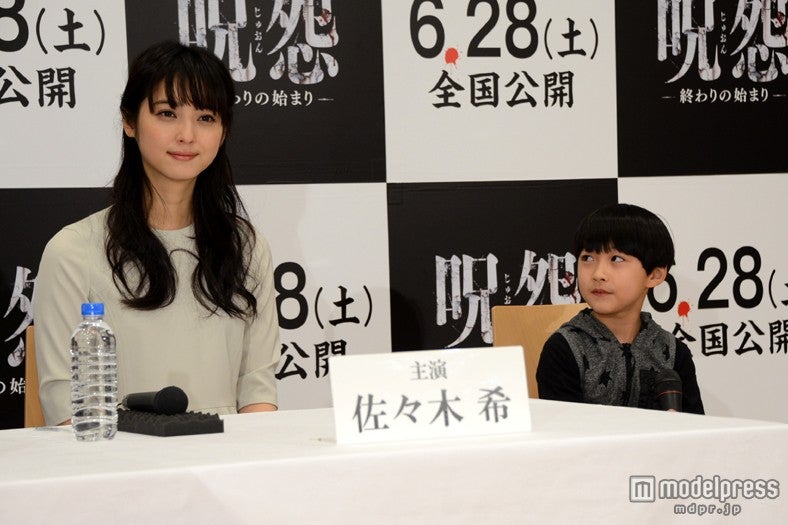 佐々木希（左）、小林颯（右）