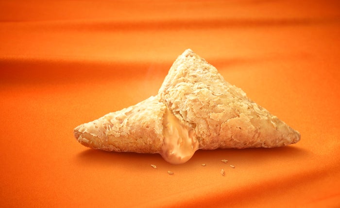 マクドナルド、悪魔的なおいしさ「三角チョコパイ キャラメル」登場／画像提供：日本マクドナルド株式会社