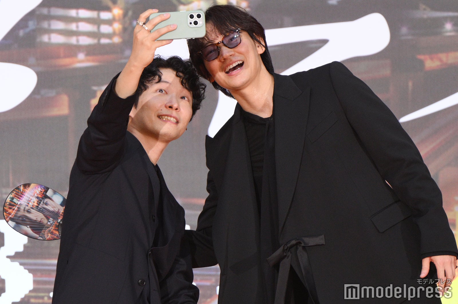 自撮りをする星野源、綾野剛（C）モデルプレス