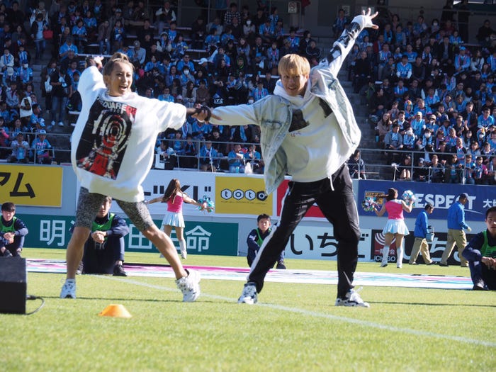 (左)倖田來未(画像提供:avex)