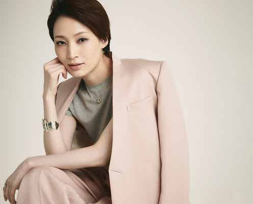 元宝塚男役トップスター・望海風斗、女性誌に退団後初登場 ピンクのセットアップで新境地