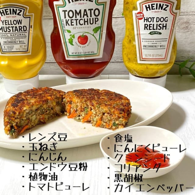 コストコのレンズ豆とニンジンのパテをお皿に盛っている写真