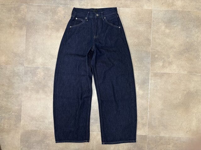 ユニクロ　バギーカーブジーンズ丈短め　NAVY