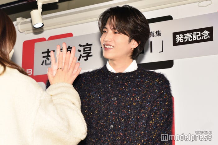 ファンとハイタッチする志尊淳/お渡し会の様子(C)モデルプレス
