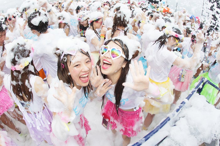 泡まみれで弾ける バブルラン がパワーアップ 夏のおもしろランイベント フェスが目白押し モデルプレス 泡まみれで弾ける バブルラン がパワーアップ 夏のおもしろランイベント フェスが目白押し モデルプレス