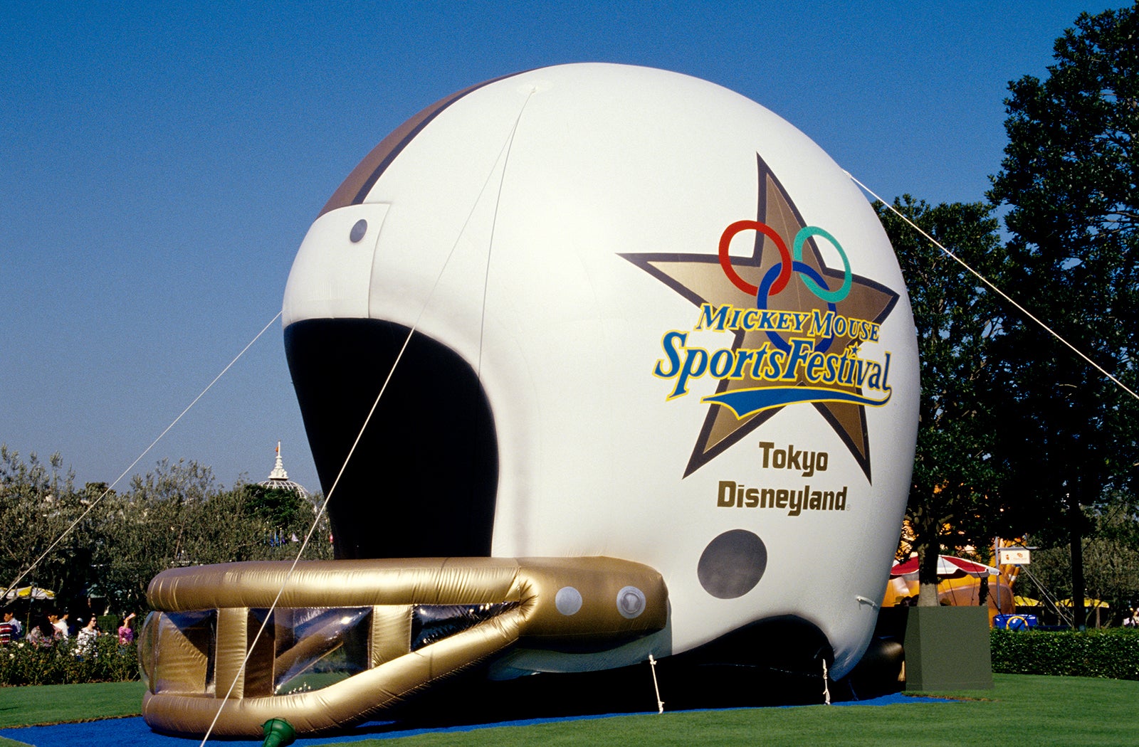 「ミッキーマウス・スポーツフェスティバル」のデコレーション（平成2年9月29日～11月18日） （C）Disney