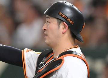 巨人・岸田の左腕に空振りしたバットが当たる 危険スイング適用外 解説の元巨人正捕手「絶対データがあるはず。距離感をちゃんとしないと」