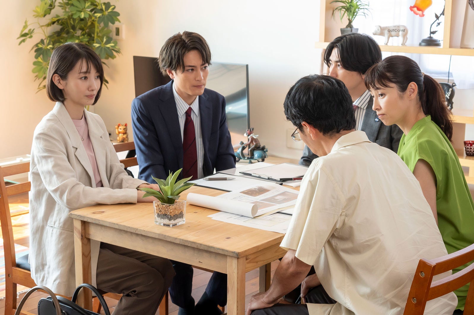 （左から時計回り）波瑠、間宮祥太朗、金子大地、水野美紀、野間口徹／「魔法のリノベ」第2話より（C）カンテレ