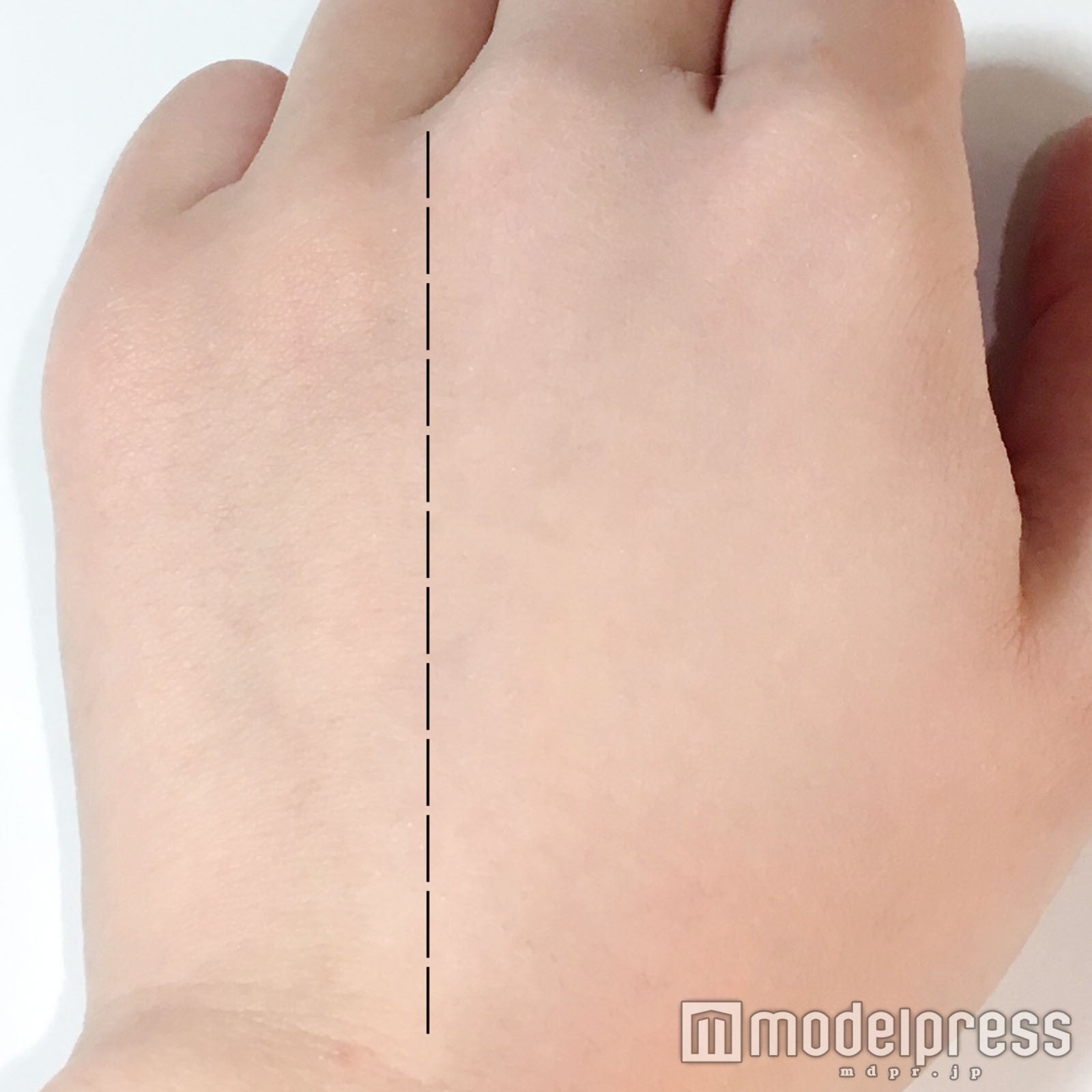 画像左・素肌、右・すっぴんクリームとすっぴんパウダー使用／写真：るん（C）モデルプレス