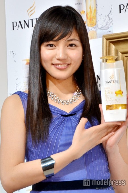 川口春奈、セクシードレスで大人の色気　美髪の秘訣明かす