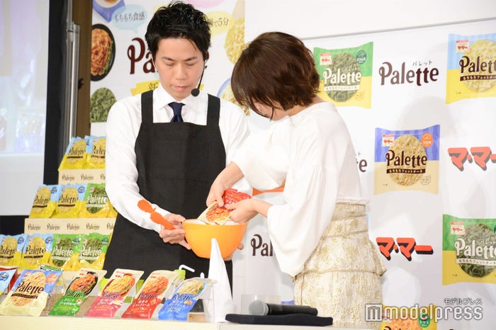 木村文乃 (手前)(C)モデルプレス