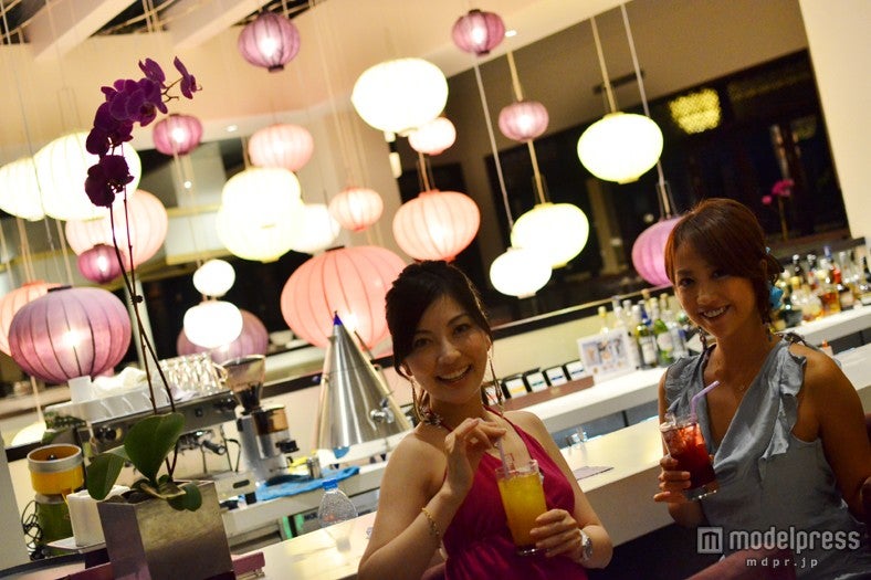 ランタンが印象的なお洒落な空間は、レストランとカウンターバー／フュージョンマイア