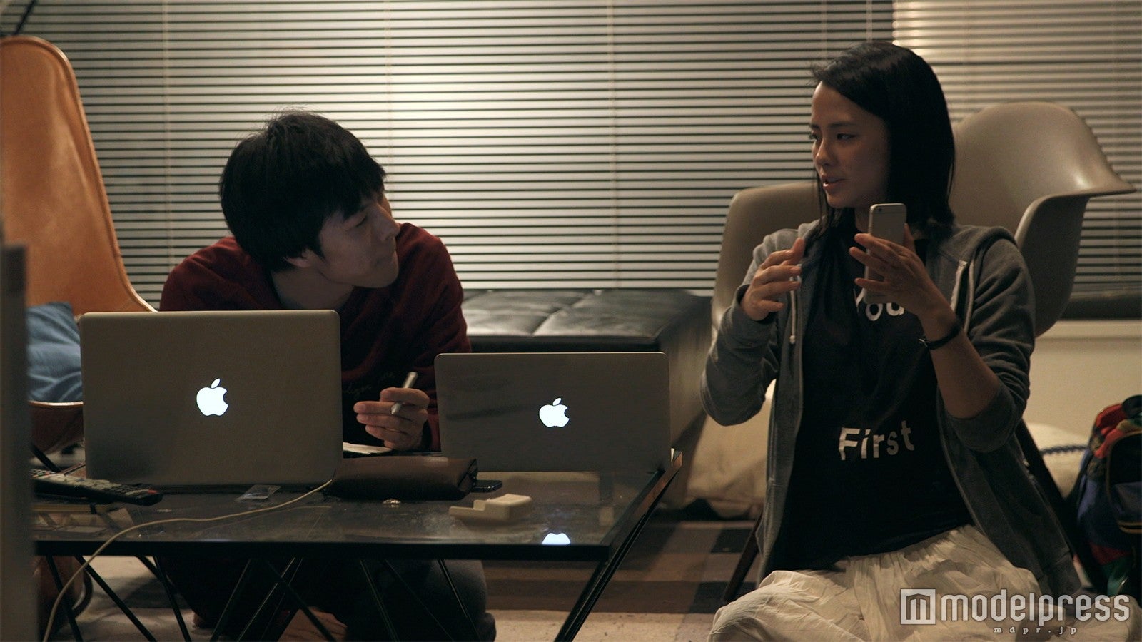 悠人に仕事の相談をするありさ『TERRACE HOUSE BOYS ＆ GIRLS IN THE CITY』26th WEEK（C）フジテレビ／イースト・エンタテインメント