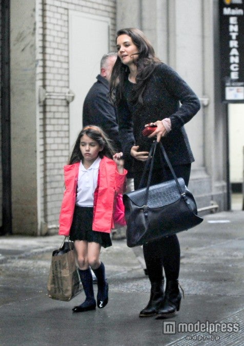 トム・クルーズ娘のスリちゃん、制服姿の下校風景がパパラッチ