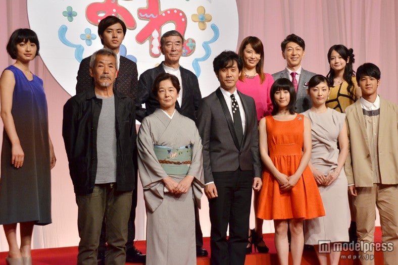 朝ドラ「まれ」出演者（前列左手から）田中泯、田中裕子、大泉洋、土屋太鳳、常盤貴子、葉山奨之（後列左から）門脇麦、山崎賢人、中村敦夫、鈴木砂羽、篠井英介、清水富美加