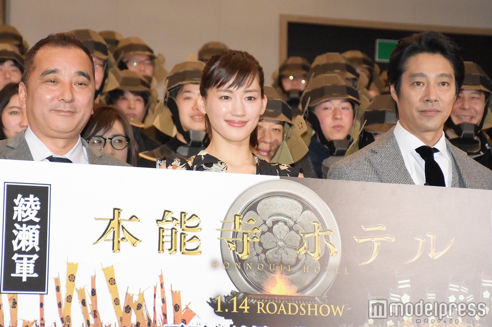 （左から）鈴木雅之監督、綾瀬はるか、堤真一 （C）モデルプレス