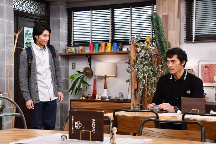 磯村勇斗、阿部寛(C)カンテレ