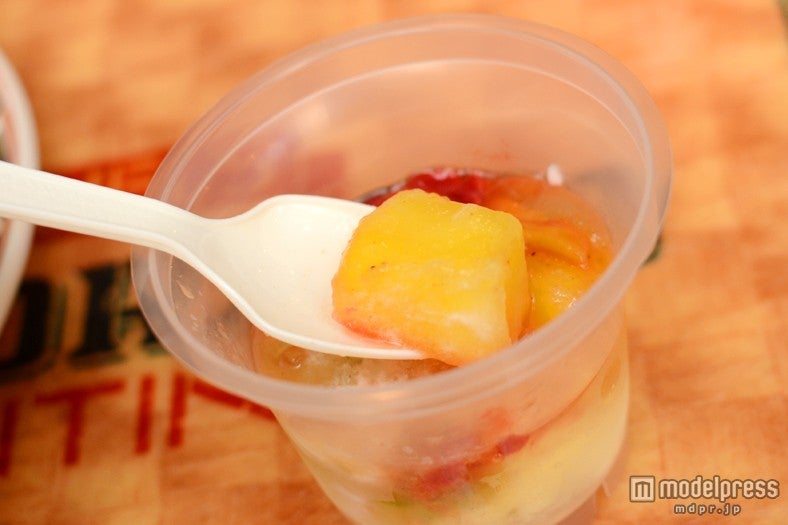 キャラメルやスパイスをまぶしたパイナップル