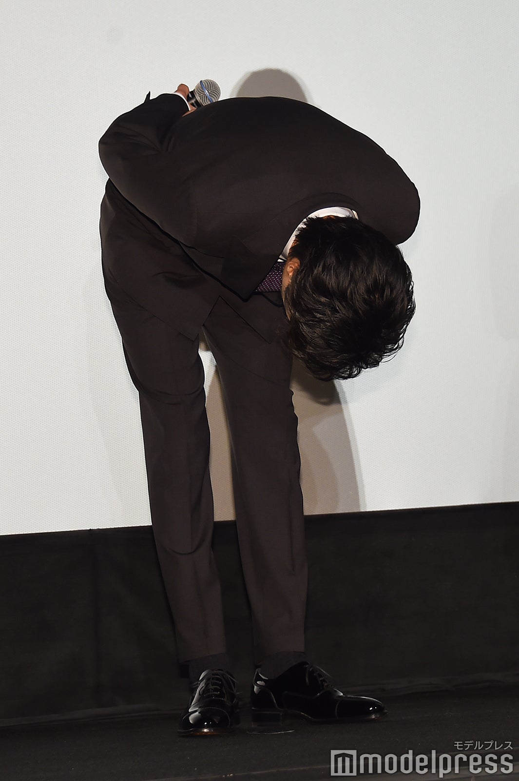深々とお辞儀をする田中圭（C）モデルプレス