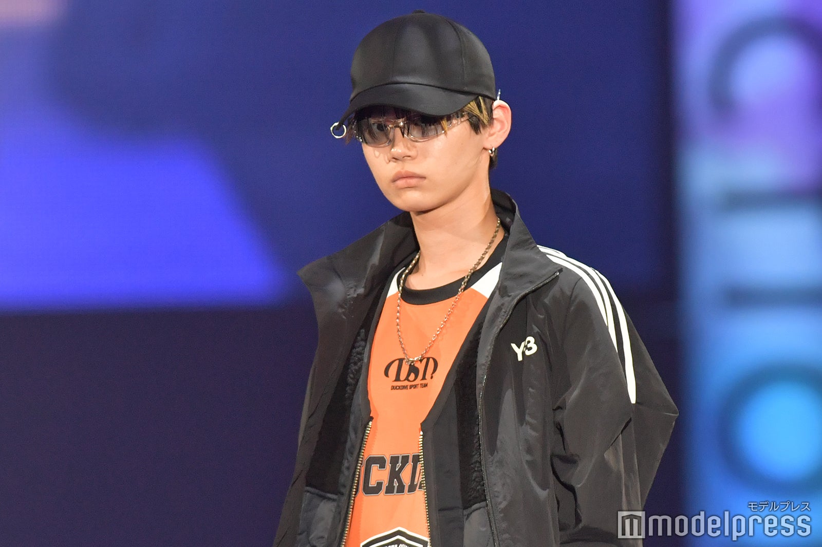 「最高の教師」で話題・のせりん、サングラスで印象ガラリ コートを斬新着こなし＜札幌コレクション 2023 A／W＞