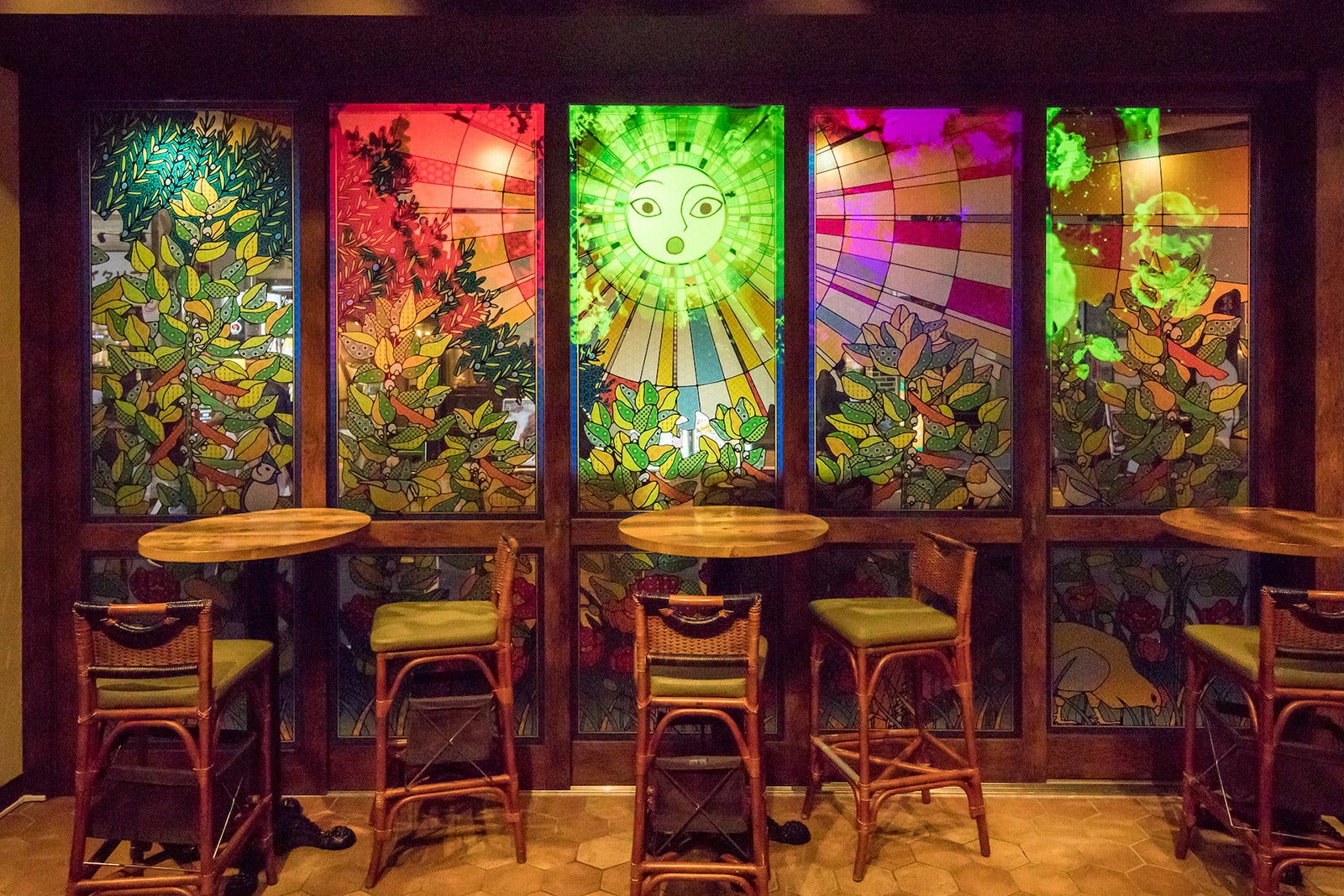 外からも見える、象徴的な太陽／画像提供：三信商事株式会社