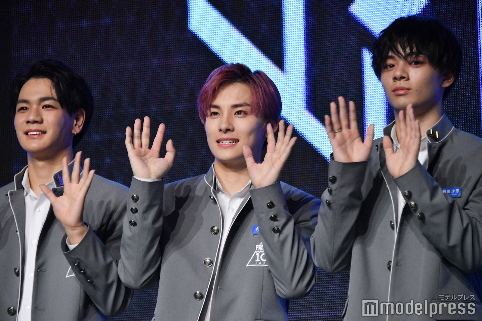 ムービー撮影タイムで動きをつける豆原一成、川西拓実、鶴房汐恩（C）モデルプレス