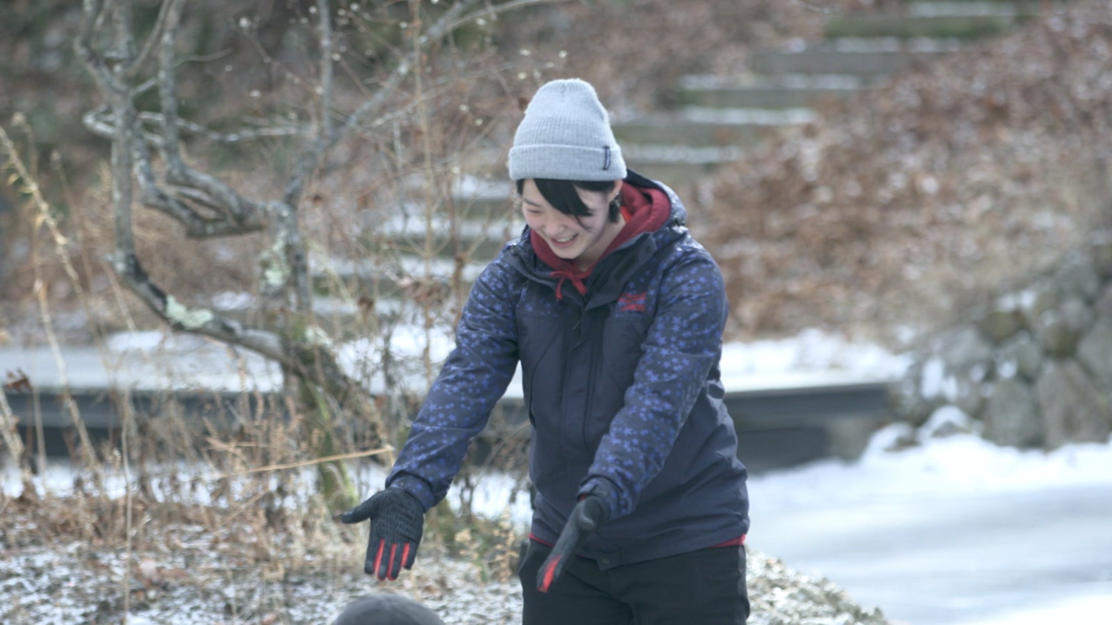 こけた至恩につば冴が手を差し伸べる「TERRACE HOUSE OPENING NEW DOORS」11th WEEK（C）フジテレビ／イースト・エンタテインメント