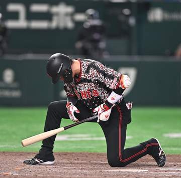 巨人がまさか 八回無死二、三塁の逆転機で痛恨の無得点 最後は代打・坂本勇人が空振り三振で天を仰ぐ あと一歩及ばず後半戦初黒星