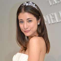 胸元あらわな純白ドレスでトークショーに登場したマリエ