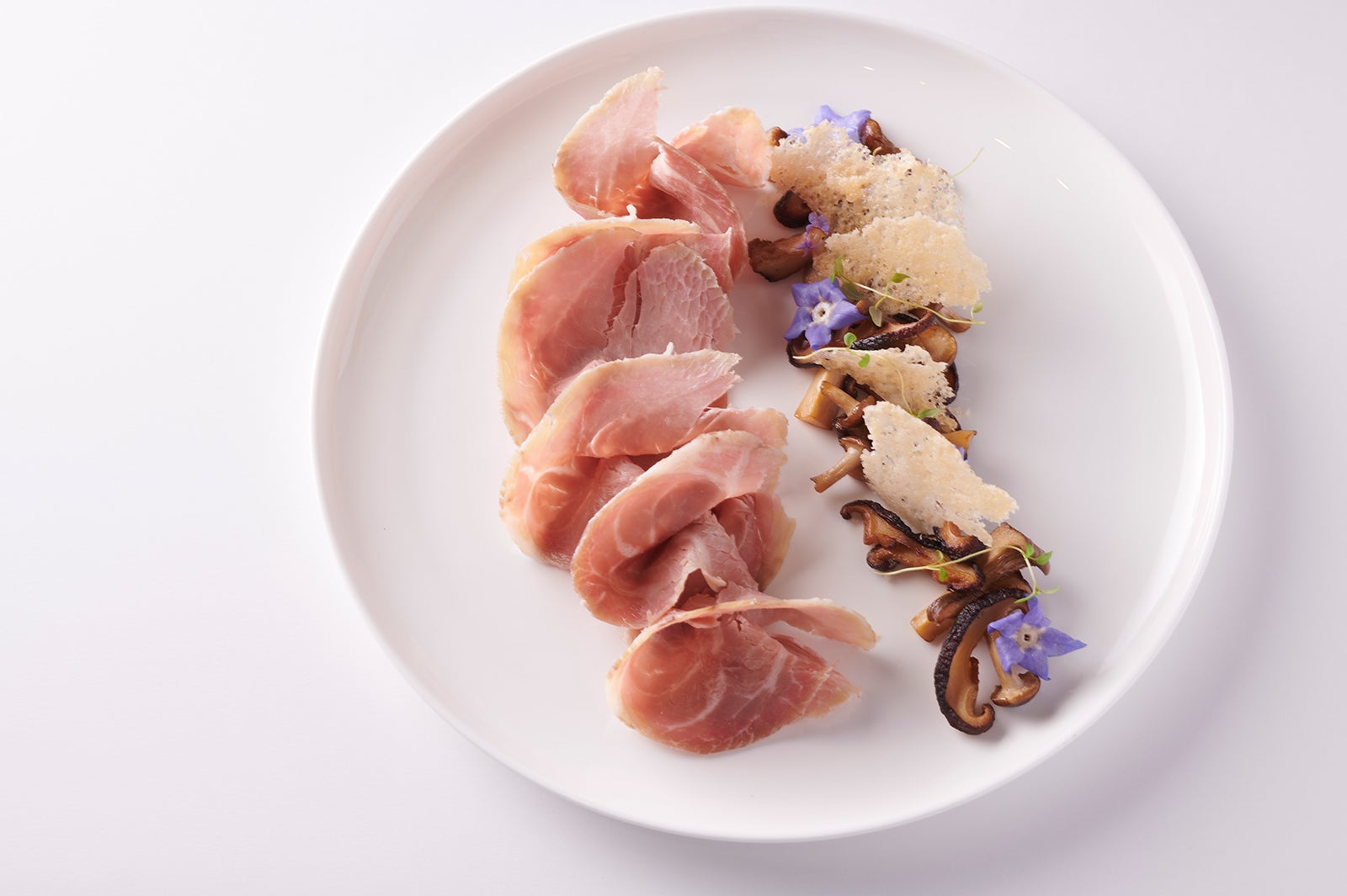 コッパ(生ハム) きのことパルミジャーノのサラダ（提供画像）