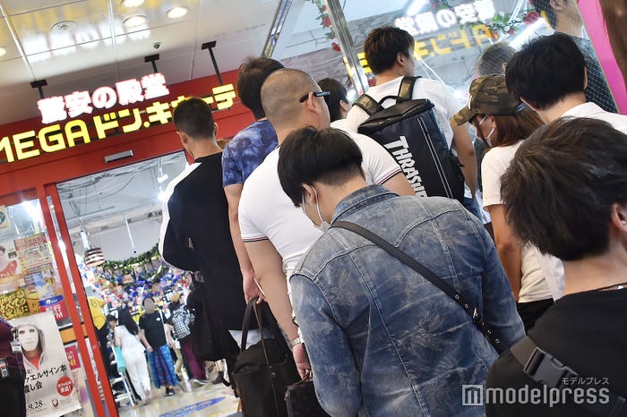 ラファエル初自伝本『無一文からのドリーム』に訪れたファン(C)モデルプレス