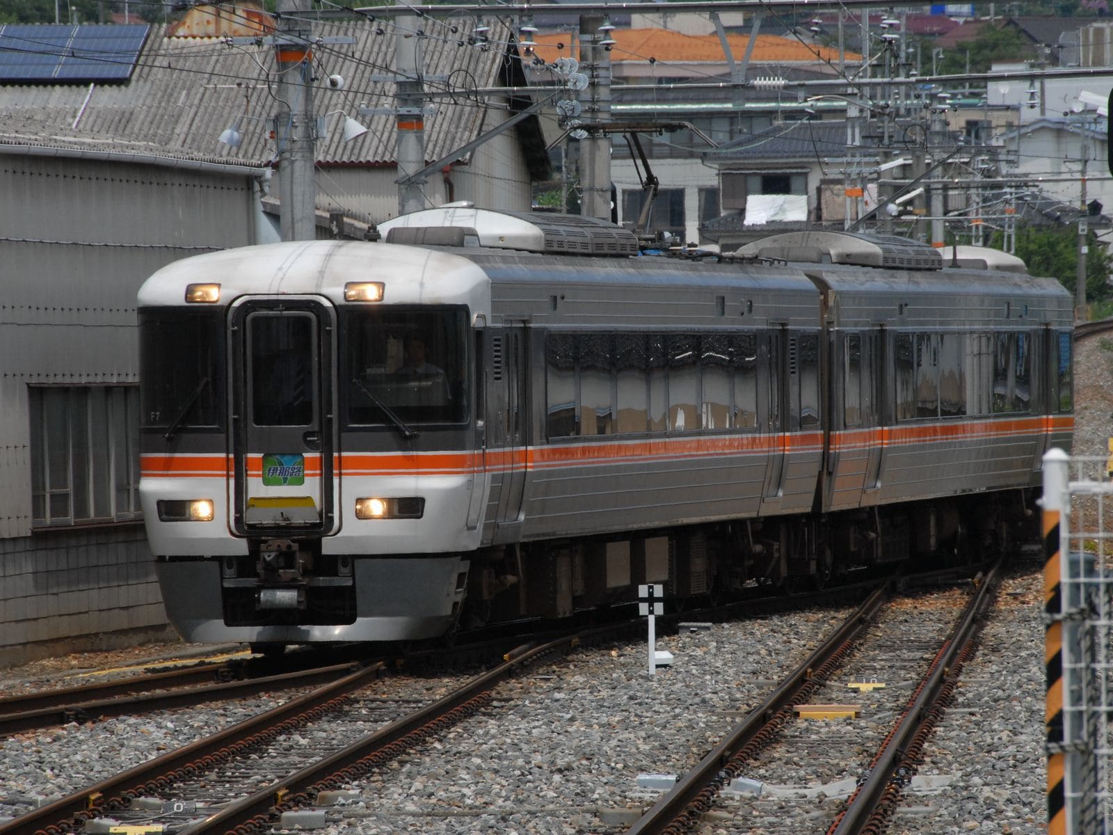 ローカル特急とはいえ、かっこいい車両の「伊那路」