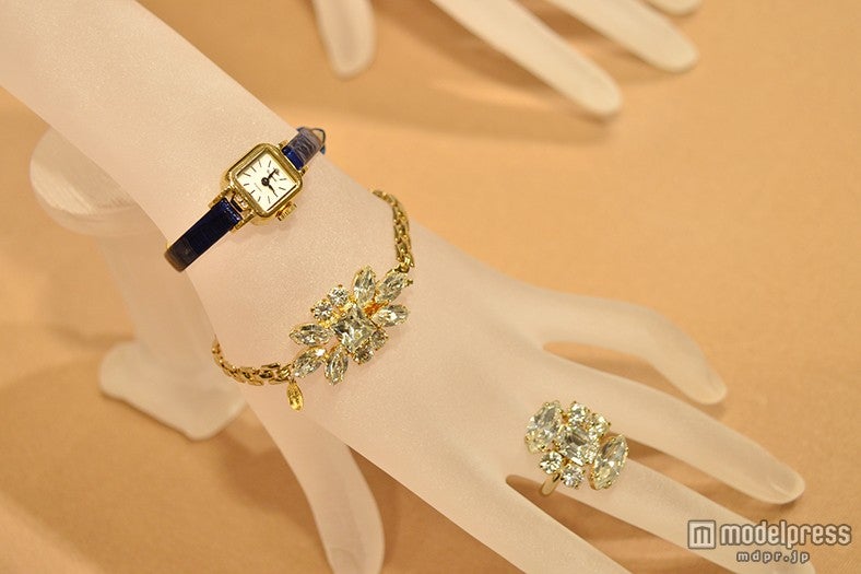 【忘年会向け】エナメルのネイビー腕時計×キラキラビジューでゴージャスさを演出