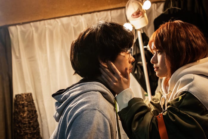 賀来賢人、山本舞香/「死にたい夜にかぎって」より(C)MBS