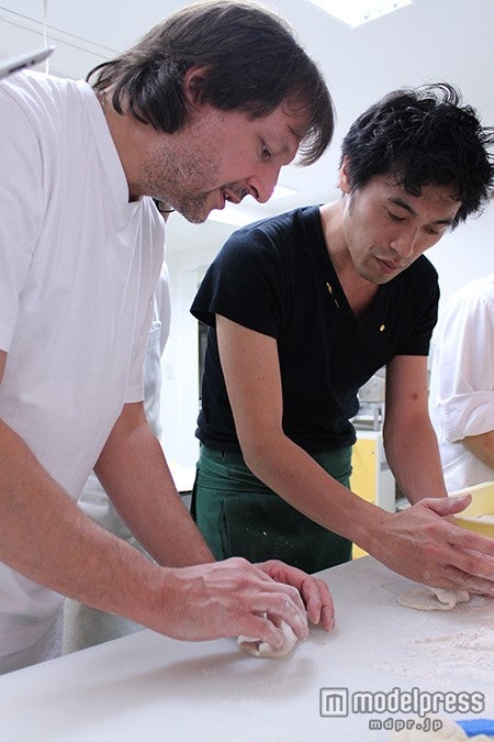 ひとつひとつ手作業で成形していく／画像提供：JR東日本ステーションリテイリング