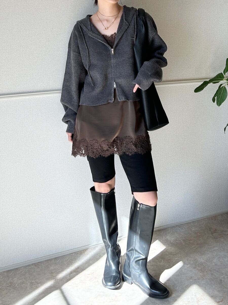 Trish　ケミカルレースサテンキャミソールとニットパーカコーデ