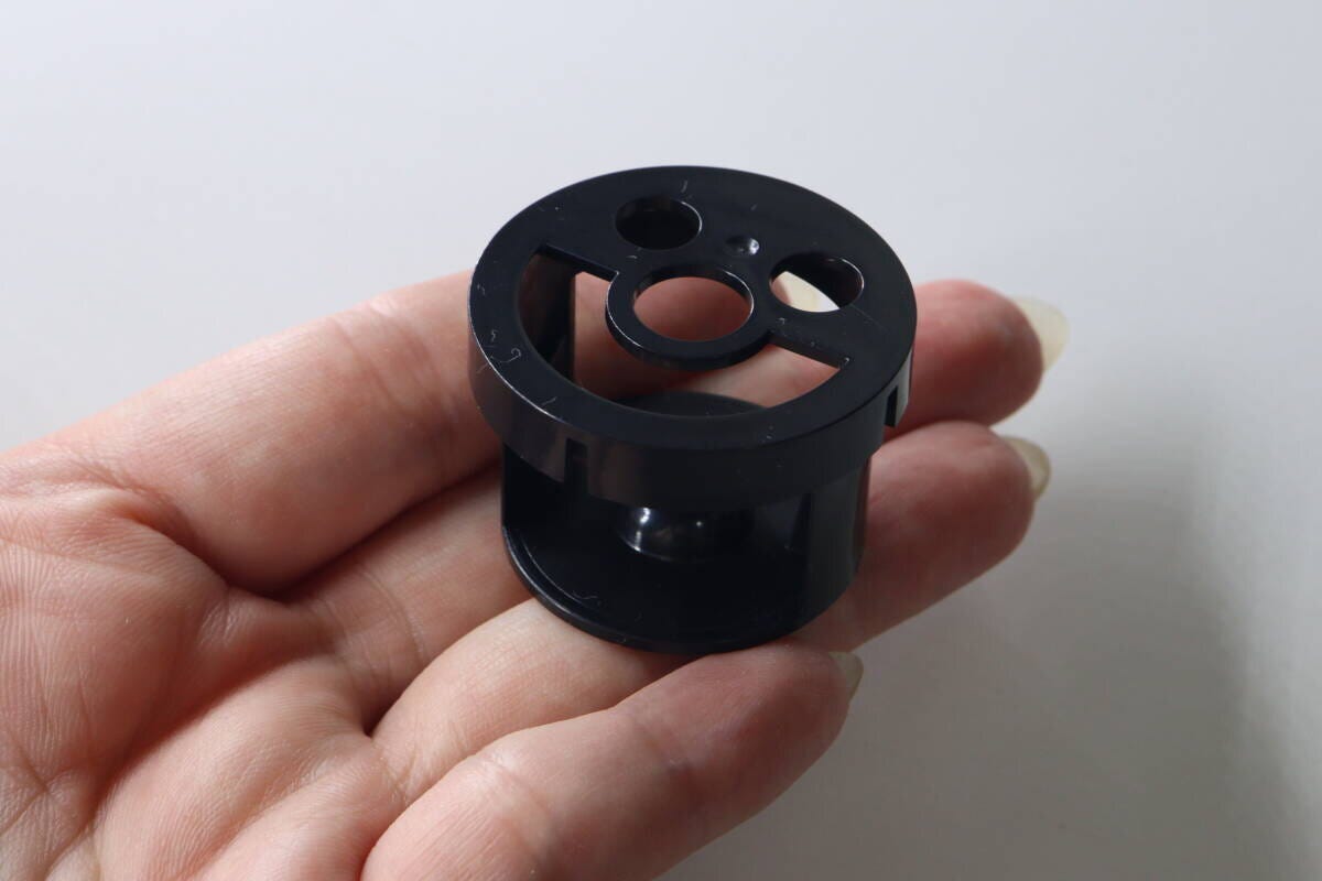 黒い「マグネットアートスタンド」本体を手のひらに乗せた状態