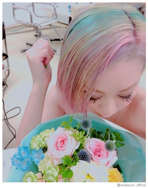 倖田來未 ド派手 ユニコーンカラーにヘアチェンジ 可愛すぎる お菓子みたい の声 モデルプレス