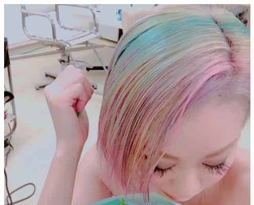 倖田來未、“ド派手”ユニコーンカラーにヘアチェンジ「可愛すぎる」「お菓子みたい」の声