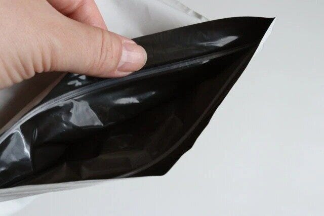 ダイソーの置き型サニタリーバッグは内側が黒くて透けにくい