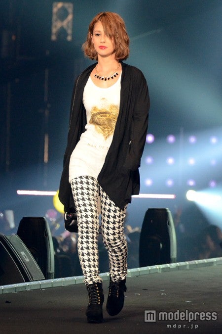 千鳥柄スキニーパンツを主役に、シンプルなTシャツ、カーディガンをコーディネート