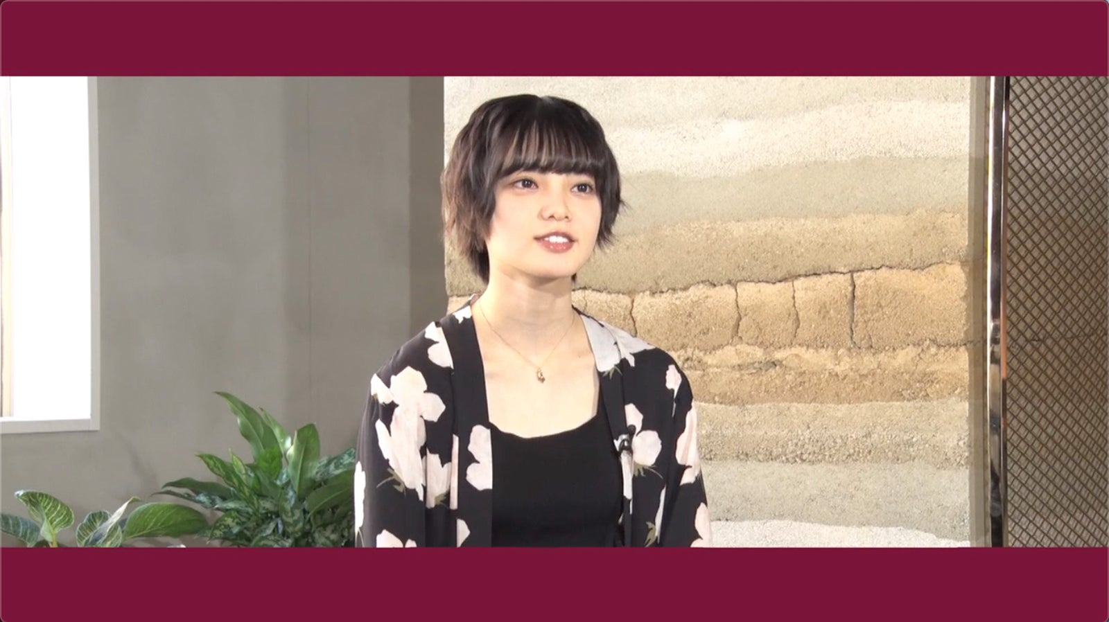 佐藤健＆平手友梨奈、日常を切り取った至福のひととき アイス片手にくつろぐ姿