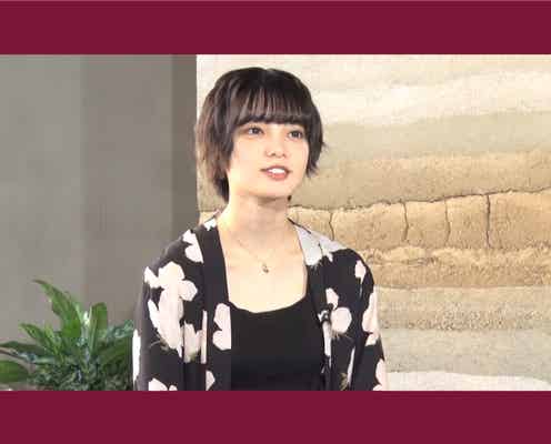 佐藤健&平手友梨奈、日常を切り取った至福のひととき アイス片手にくつろぐ姿