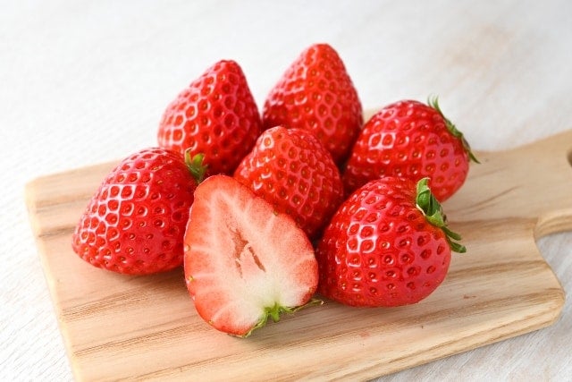 【夢占い】いちごの夢は恋愛運UPのチャンス！ シーン別にいちごの夢が持つ暗示を解説